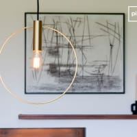 Suspension design en métal doré double face légèrement incurvée