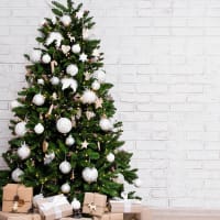 HOMCOM Albero di Natale Innevato Artificiale 180cm con Bacche Rosse e Pigne Bianche, Base