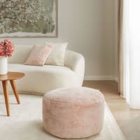 Pouf en velours rose avec cerclage doré Art deco | Maisons du Monde