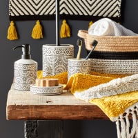 Set Salle De Bain 4 Pièces LEVASSEUR En Porcelaine Noir Et Blanc - Motif Ethnique TRIBU (distributeur Savon, Porte-savon, Porte-brosse à Dents, Brosse WC)