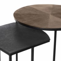 Set Di 2 Tavolini Angolari Sovrapponibili, Piani Triangolari, In Metallo Nero, Altezze Diverse, Moderni E Decorativi
