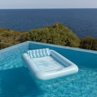 Bestway Matelas de Bronzage et de Piscine Sun-Kissed avec Oreiller et Porte- gobelet - 203 cm x 137 cm x 25,5 cm - Bleu Bestway Matelas de Bronzage et de Piscine Sun-Kissed avec Oreiller et Porte- gobelet - 203 cm x 137 cm x 25,5 cm - Bleu