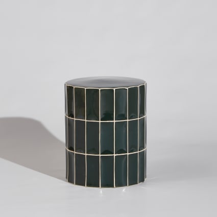 Bout de canapé en céramique effet carrelage vert