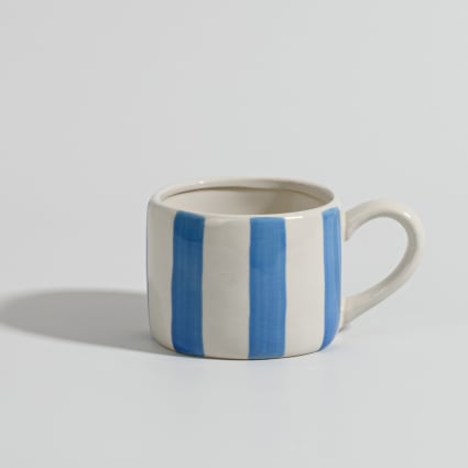 Mug en céramique blanche et bleue