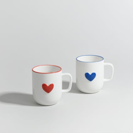 Coffret tasses (x2) en céramique blanche motif coeur bleu et rouge