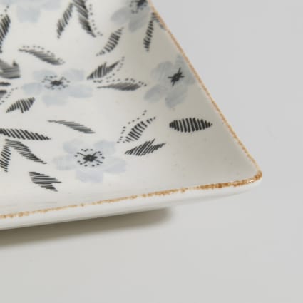 Plat en céramique blanche motif floral tricolore Yuna | Maisons du Monde