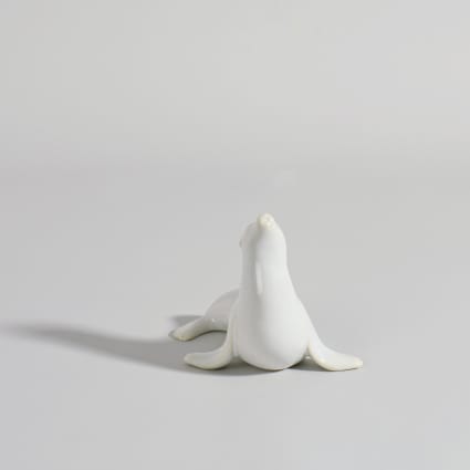Weiße Porzellanfigur eines Seelöwen, H 12 cm Lily