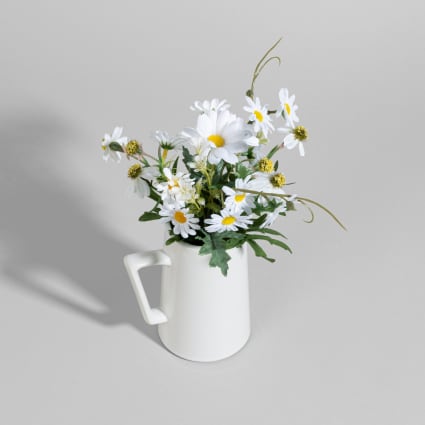 Strauß künstlicher Gänseblümchen und weißer Sandstein Salis