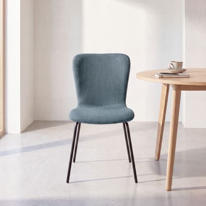 Stuhl mit blauem Chenille-Stoffbezug und schwarzen Stahlbeinen Mira