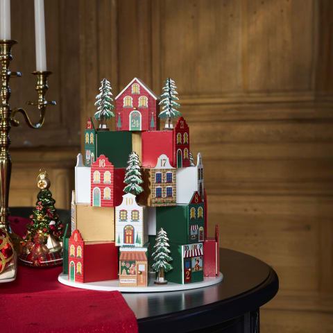 Calendrier de l'Avent maisons rouges, vertes, blanches et dorées