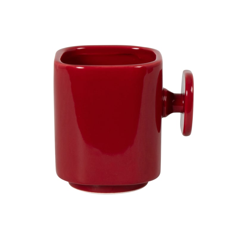 Une tasse en plastique rouge isolée sur un fond blanc | Photo Gratuite