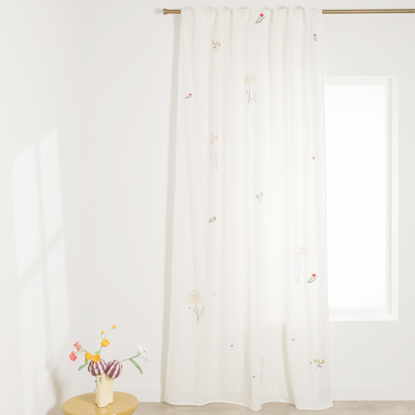 Weißer Vorhang aus recycelter Baumwolle mit verdeckten Schlaufen und mehrfarbigem Blumenmuster, 140 x 250 cm (einzeln erhältlich) Newsburry