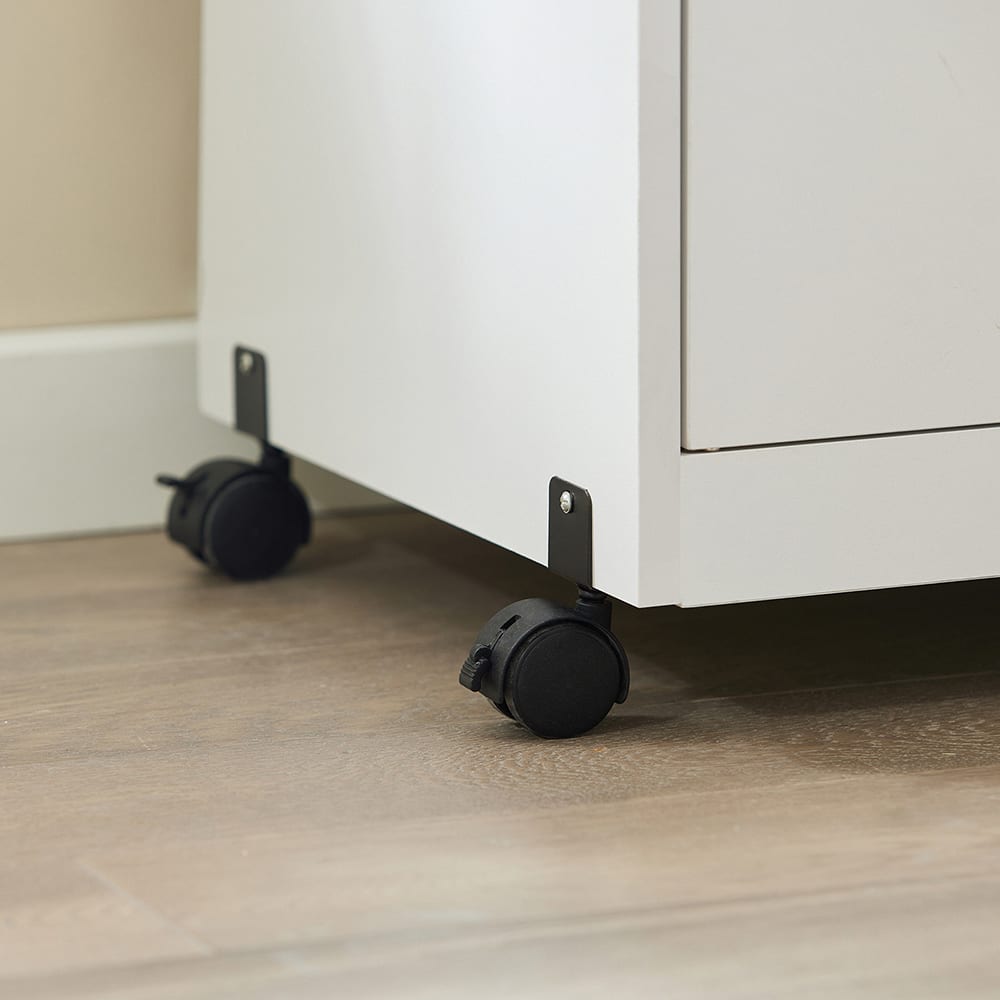 Carrello Per Microonde Con Cestino Estraibile – Struttura In Metallo E MDF, Ruote Bloccabili, Bianco, Capacità Fino A 30 Kg