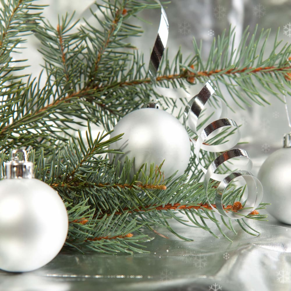 32er Set Weihnachtskugeln aus Kunststoff, Ø 4/6/10 cm, weiß