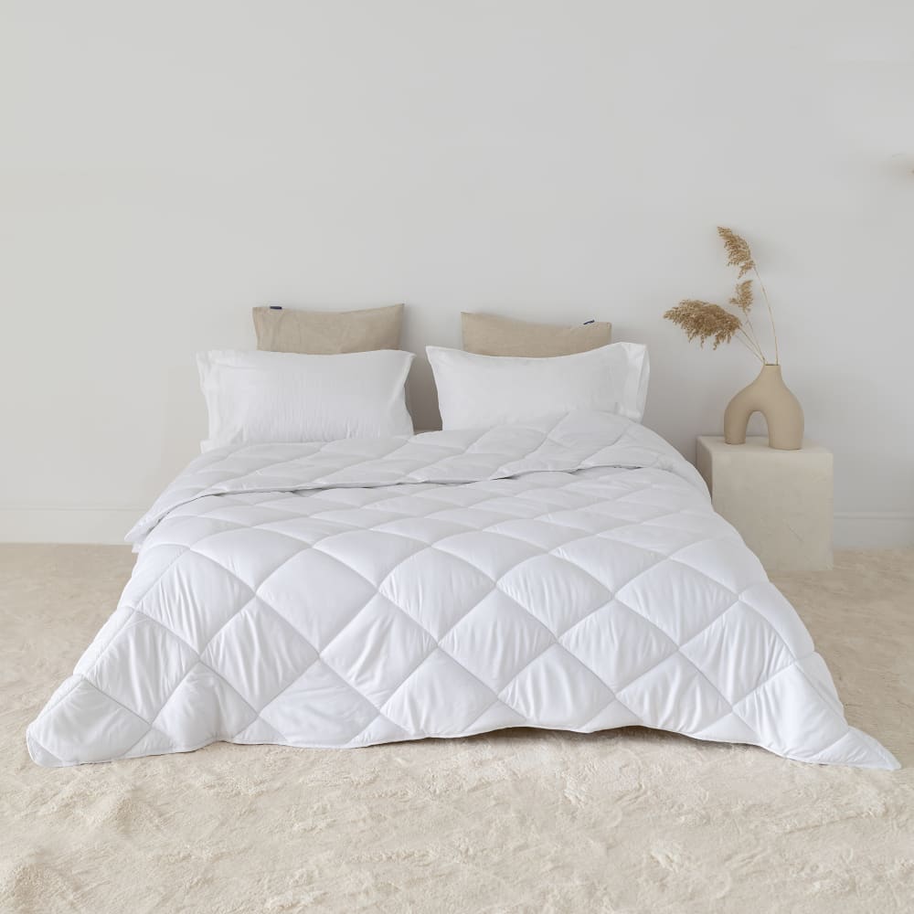 Bettdecke 250 gr aus 100% Microfyber 260x240 cm Weiss Basic