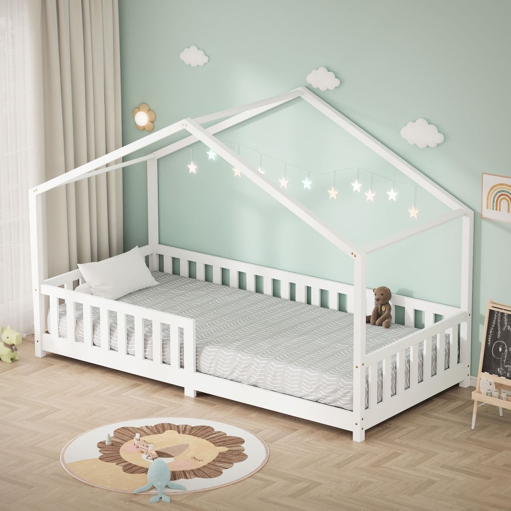Letto A Casetta Per Bambini 90x200 Cm In Pino Bianco – Con Materasso In Schiuma Fredda, Sbarre Di Sicurezza E Giroletto Regolabile In Altezza