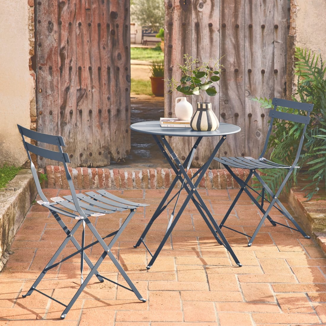 Runder Gartentisch Ø 60 cm, mit 2 Stühlen, graublau EMILIA
