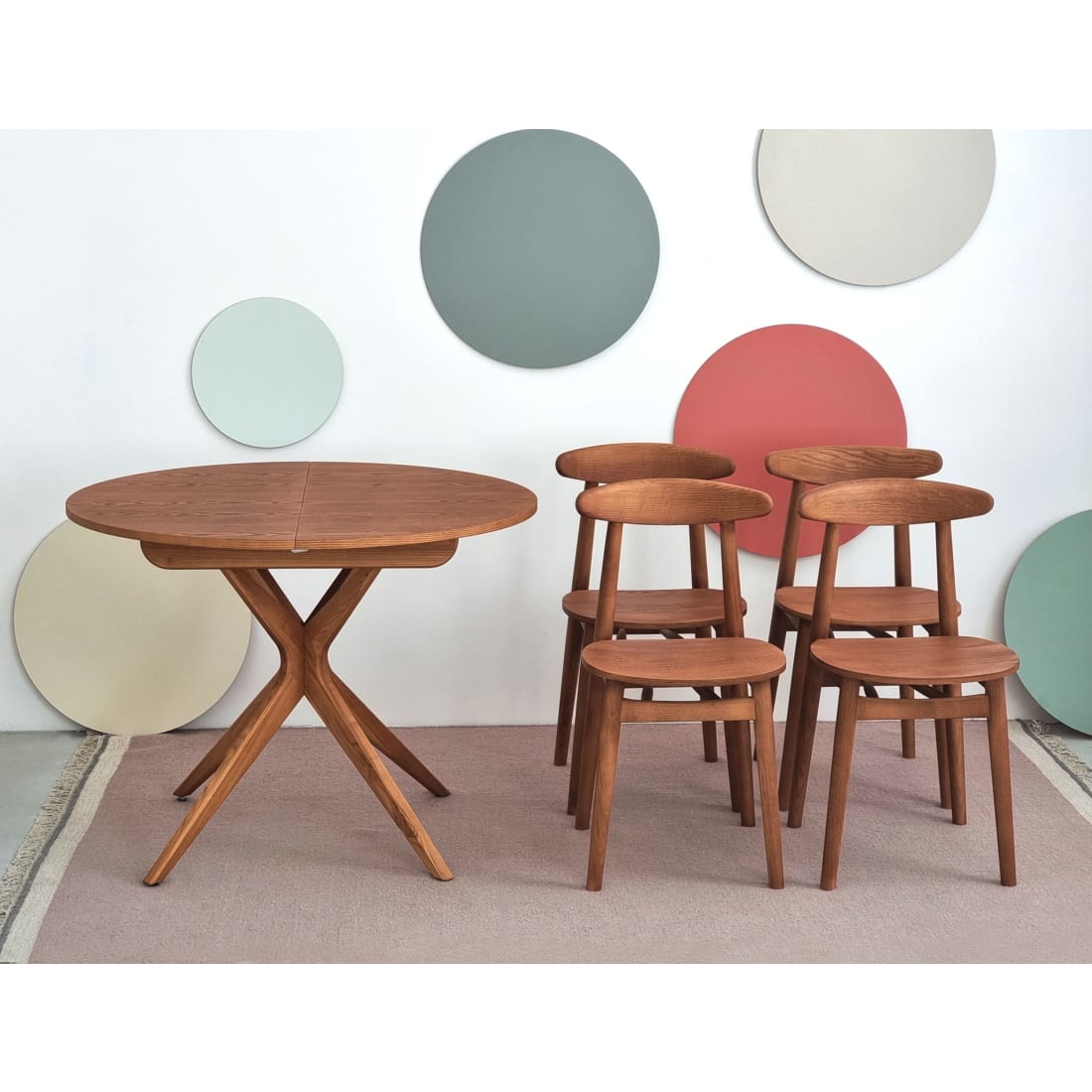 Runder ausziehbarer Tisch 90 cm mit 4 Stühlen, Farbe Eiche Jubi
