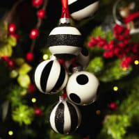Brindilles de sapin givrées et boules décoratives de Noël arrière-plan