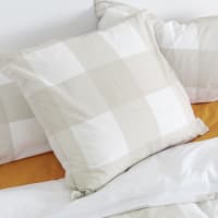 Federa Cuscino Design Quadrato Bianco con Pizzo e Bottoni