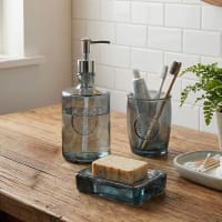 Lot de 4 accessoires de salle de bain en verre épais avec motif décoratif pressé – Comprend un distributeur de savon, un pot en coton avec couvercle, un gobelet et un porte-savon