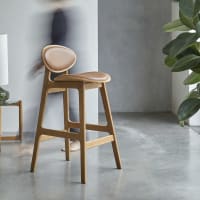 Silla alta de roble macizo y cuero-Maia