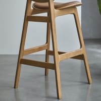 Silla alta de roble macizo y cuero-Maia cropped-1