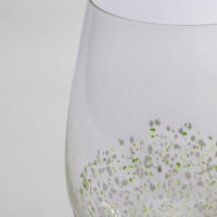 Douze verres à vin du Rhin en cristal coloré et taillé. Hauteur : 17 cm. Bon état. - Hôtel des