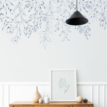 Papier peint leger avec fleurs bleues, commode en bois clair