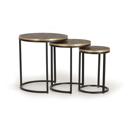 Set di tavolini impilabili con base in metallo e piano in ottone