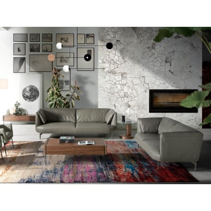 Divano posti rivestito in pelle con gambe in acciaio lucido