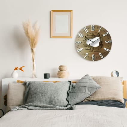 Reloj de madera marrón y blanco con diseño notas musicales 50