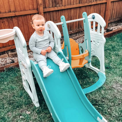 Scivolo per bambini con altalena regolabile canestro e palle