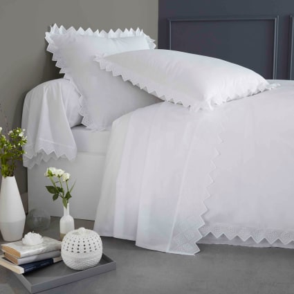 SHINEOFI Taies D'Oreiller en Coton Blanc à Volants Ondulés, Housses Décoratives Respirantes, 50x70 Cm, pour Chambre Et Hôtel, Lot De 2 Pièces