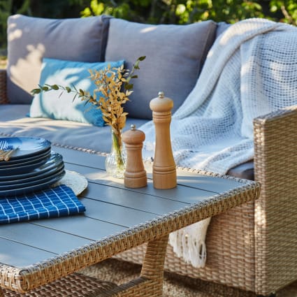 Set da giardino divani in rattan sintetico e acciaio con tavolo