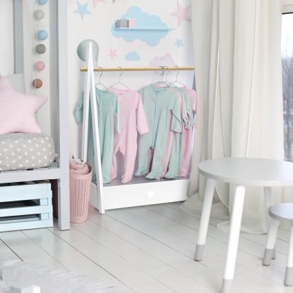 HOMCOM Appendiabiti per Bambini con Ripiani e Ganci Laterali, Arredamento per Cameretta in Legno, 70.5x37x103cm, Bianco
