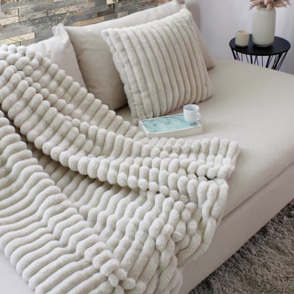 Plaid côtelé beige effet fourrure 125x150cm MATISSE | Maisons du Monde