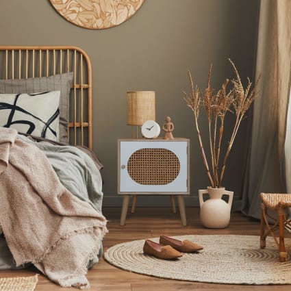 Nachttisch im Boho-Stil mit 1 Tür aus braunem und weißem Holz