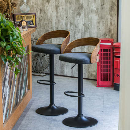 Set alti sgabelli industriali in acciaio e tessuto nero