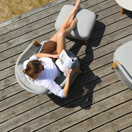 Poltrona e pouf poggiapiedi in teak e corda beige Capri Maisons