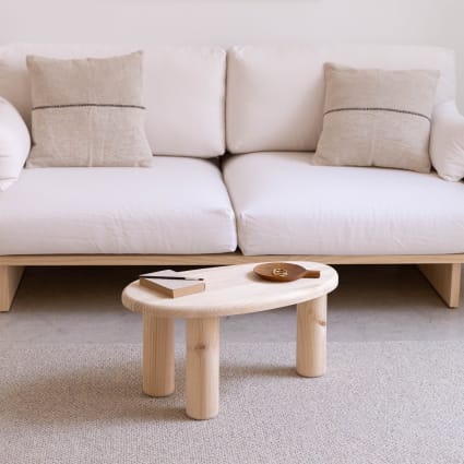 Kleiner Couchtisch aus massiver Kiefer natur 61,6 cm Lackiert Tuna