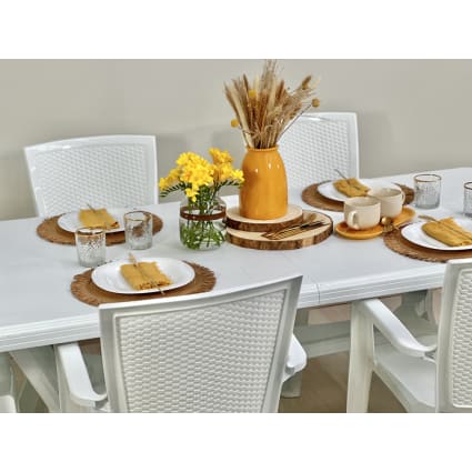 Set tavolo rettangolare e sedie in resina effetto rattan bianco