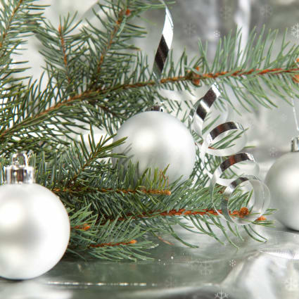 32er Set Weihnachtskugeln aus Kunststoff, Ø 4/6/10 cm, weiß