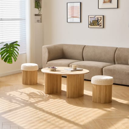 Set di un tavolino in legno e pouf in bouclé bianco Maisons du