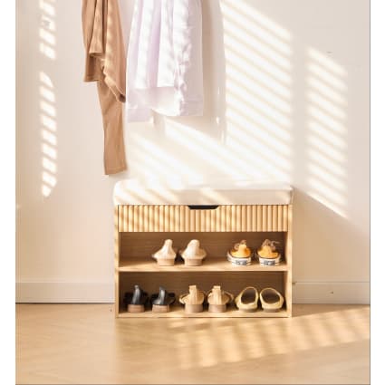 Schuhschrank aus Massivholz und Samt Beige