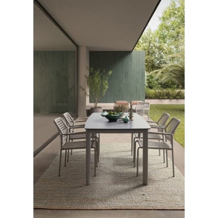 Tavolo fisso in pietra naturale e struttura in alluminio beige