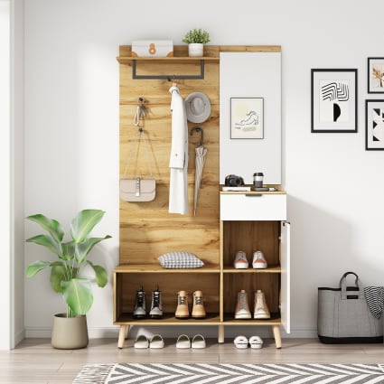 Hall de entrada con perchero efecto madera, espejo y banco