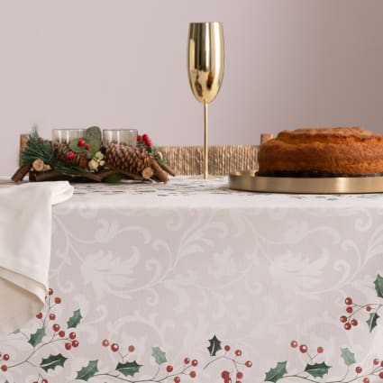 Weihnachtstischdecke Rosa – 152 X 213 Cm, Mit Weihnachtsbäumen, Schneemännern & LKWs, 100% Polyester