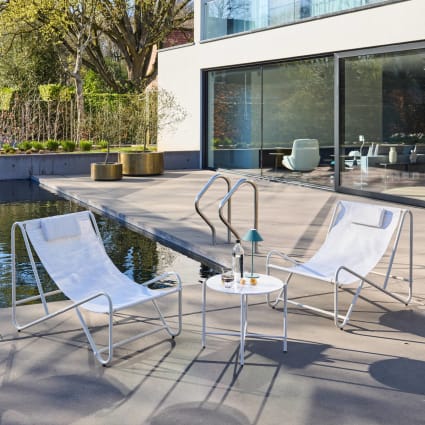 Set aus 2 beigen Liegesesseln mit rundem Tisch aus Stahl Salina