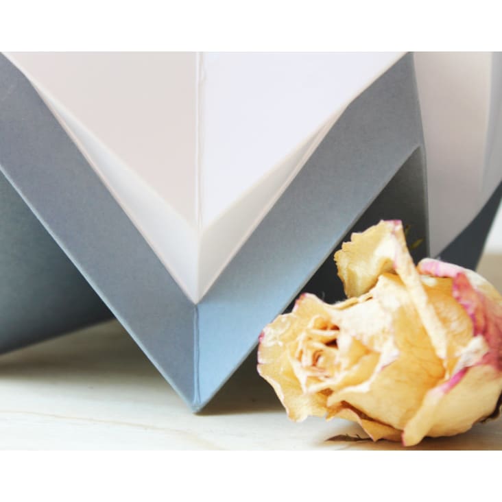 Lampe de table origami bicolore en papier taille S-HIKARI cropped-6